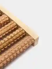 Бежевый массажер для ног, деревянный
