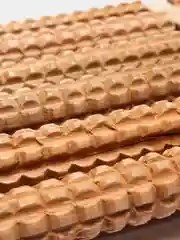 Бежевый массажер для ног, деревянный