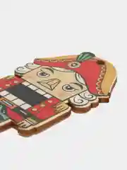 Багровый деревянные елочные игрушки с символами Нового года, в наборе 3 штуки