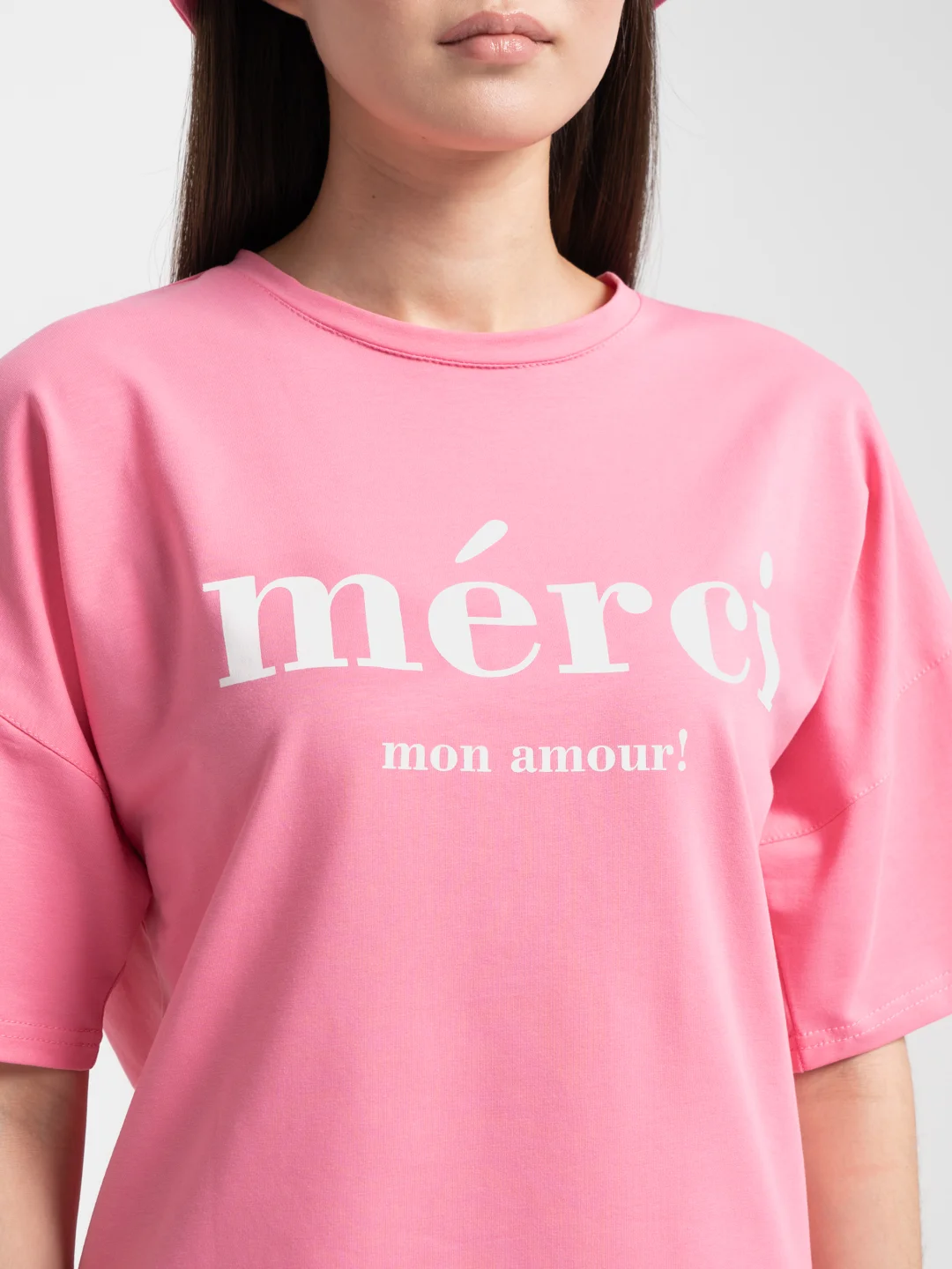 Розовый женский спортивный костюм Merci mon amour: футболка, шорты, панама