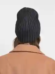 Черный шапка вязаная, весенняя