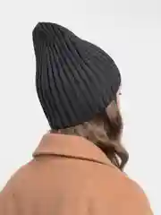 Черный шапка вязаная, весенняя