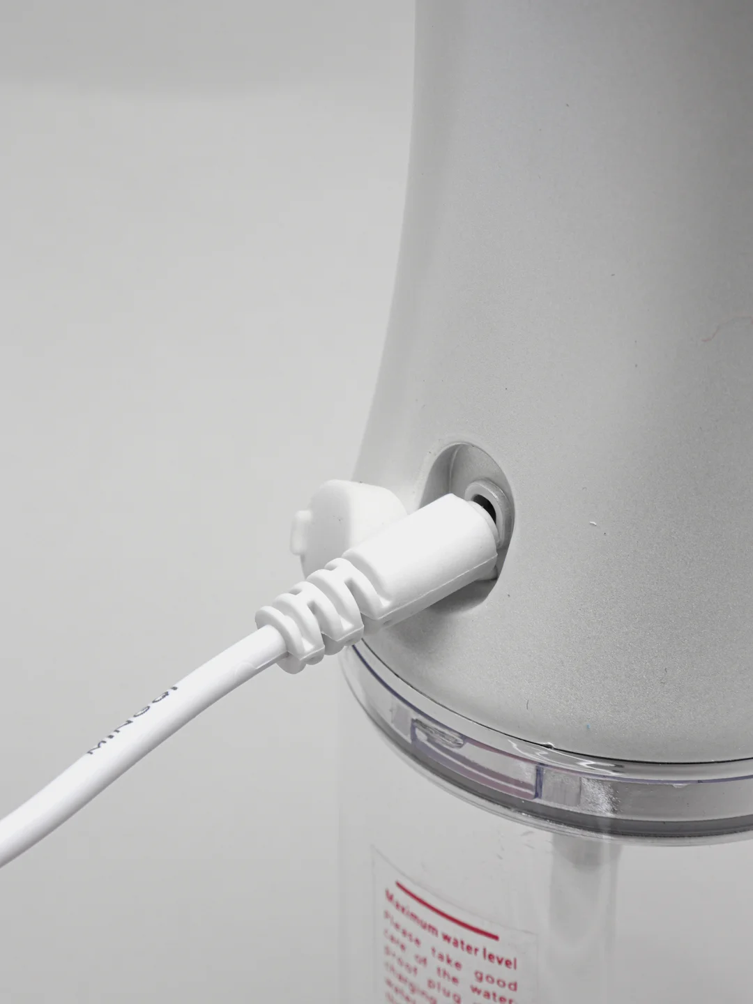 Белый ирригатор для полости рта аккумуляторный беспроводной с USB-зарядкой