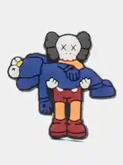 Белый джибитсы на обувь KAWS