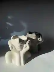 Серый фигурка из гипса