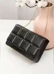 Черный сумка маленькая, на цепочке