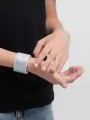 Серебряный браслет светоотражающий 40 * 3 см