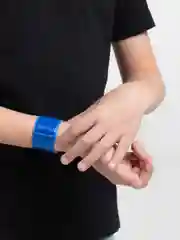 Синий браслет светоотражающий 40 * 3 см