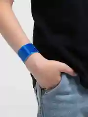Синий браслет светоотражающий 40 * 3 см