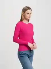 Белый свитер с открытым плечом и рюшками