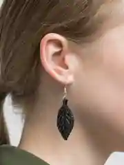 Черный серьги "Листья"