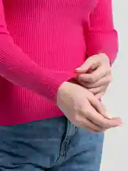 Белый свитер с открытым плечом и рюшками