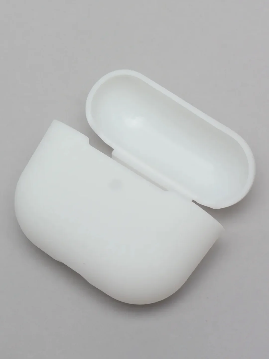 Белый чехол для  наушников Apple Airpods 3 аирподс силиконовый
