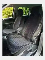 Черный чехол на сиденье автомобиля