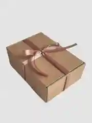 Светло-бежевый подарочная коробка, 22 х 18 х 7 см., с наполнителем и атласной лентой