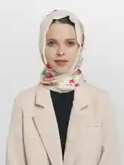 Алый палантин с принтом