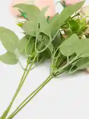 Кораллово-розовый букет искусственных цветов "Мелкие розы"