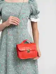 Красный сумка женская через плечо, с цепью, кожаная