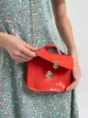 Красный сумка женская через плечо, с цепью, кожаная