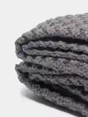 Угольный плед вязаный c кисточками