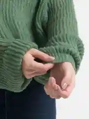 Зеленый свитер женский паутинка, оверсайз, укороченный