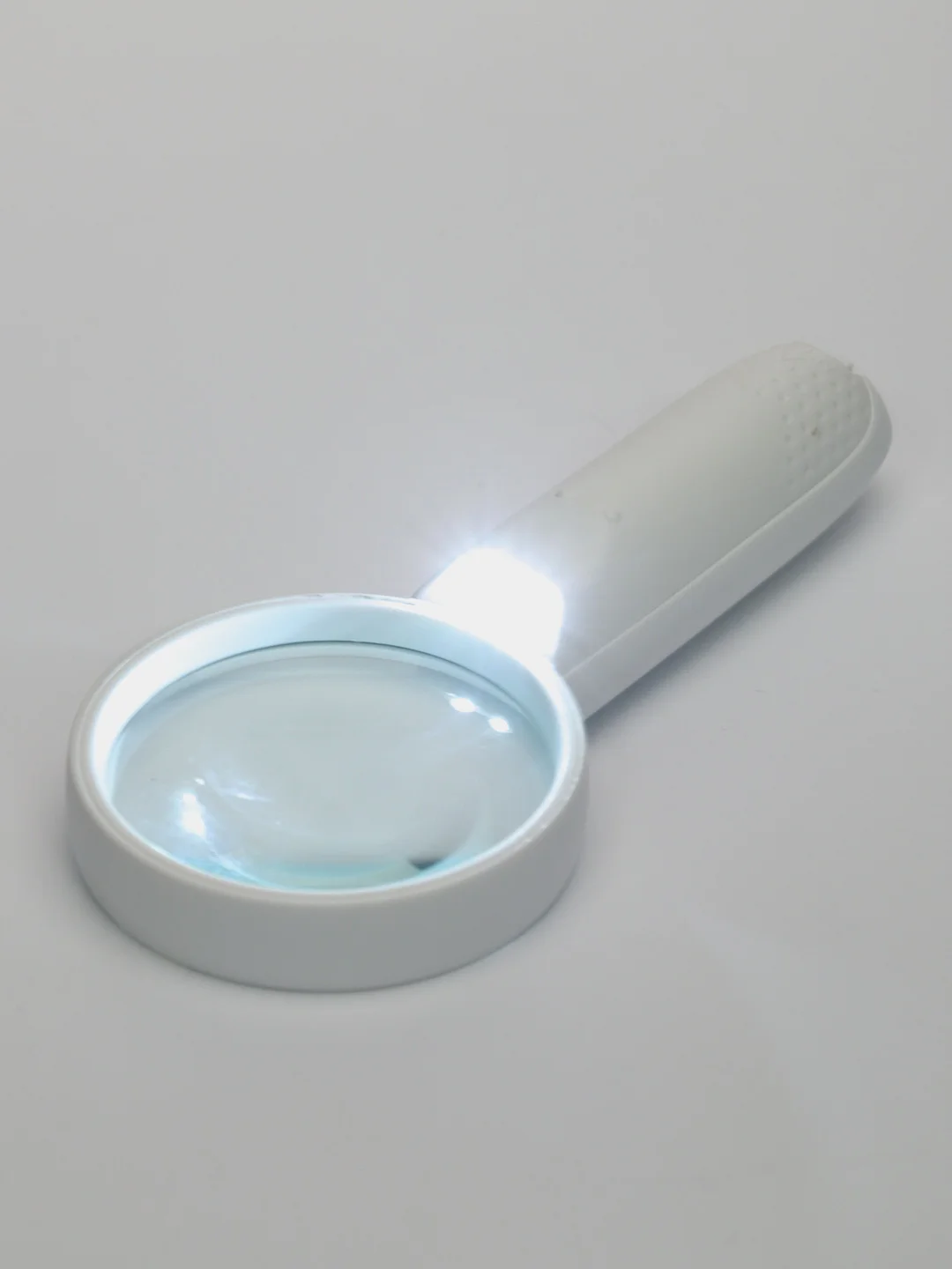 Лупа ручная, круглая, 4х, 65 мм, с подсветкой (2 LED), белая