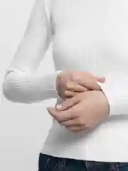 Белый свитер женский