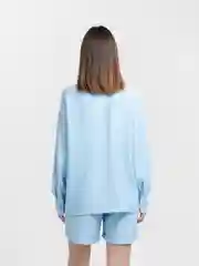 Голубой женский льняной костюм: шорты и рубашка