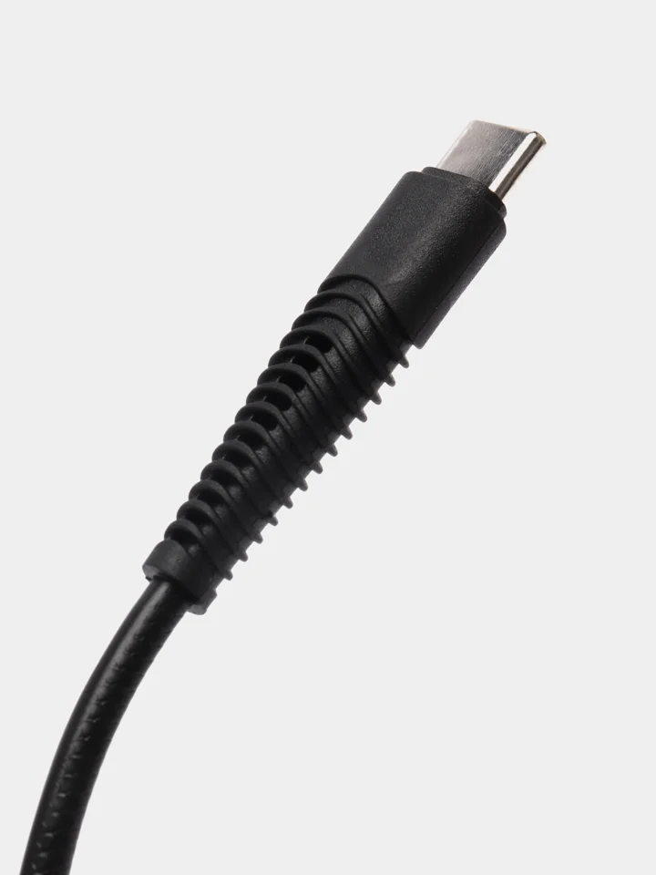 Белый сетевые зарядные устройства, USB кабеля и прикуриватель для авто