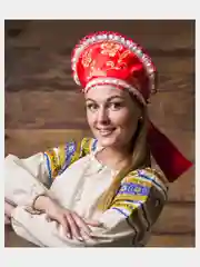 Кокошник красный, с узором, атлас, завязка на бант