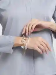 Бежевый набор браслетов на руку