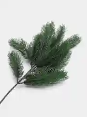 Искусственные цветы, веточка ели, венок.