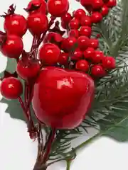 Искусственные цветы, ветка ели, еловая ветка.