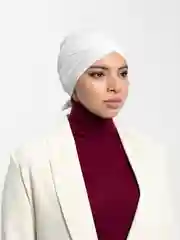 Белый бони шапочка, на завязке