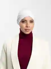 Белый бони шапочка, на завязке