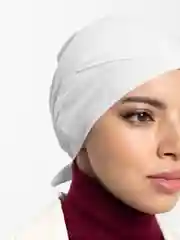 Белый бони шапочка, на завязке