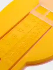 Желтый измеритель размера стопы ребенка