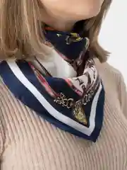 Бежевый платок с принтом