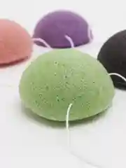 Белый конжаковый спонж для умывания
