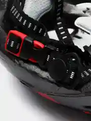 Белый шлем спортивный защитный