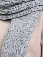 Серый шапка женская, зимняя, утепленная флисом, с шарфом крупной вязки
