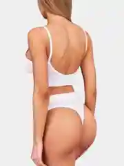 Белый комплект нижнего белья: топ и стринги