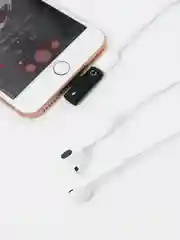 Золотой переходник адаптер для наушников Lightning и зарядки Lightning на iPhone