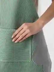 Зеленый фартук кухонный, со вставками для вытирания рук