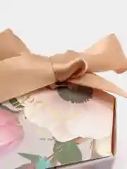 Голубой коробка подарочная, с атласным бантом и золотой "монеткой"