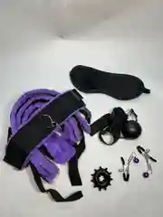 Фиолетовый набор для БДСМ игр. Фиксатор для рук и ног, маска, кляп, зажимы для сосков, плетка