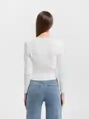 Белый джемпер женский в рубчик