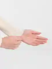 Бежевый джемпер женский в рубчик