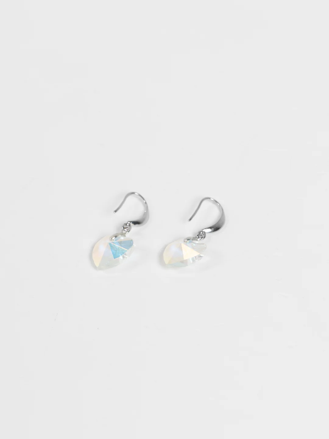 Белый серьги "Сердечки" с кристаллом Сваровски Swarovski с покрытием серебром 925 пробы