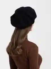 Черный берет женский